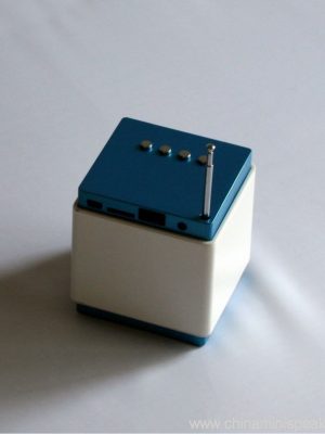 Cube makulay na mini speaker na may pag-andar ng alarm clock USB sound card at card reader - Imahe 3